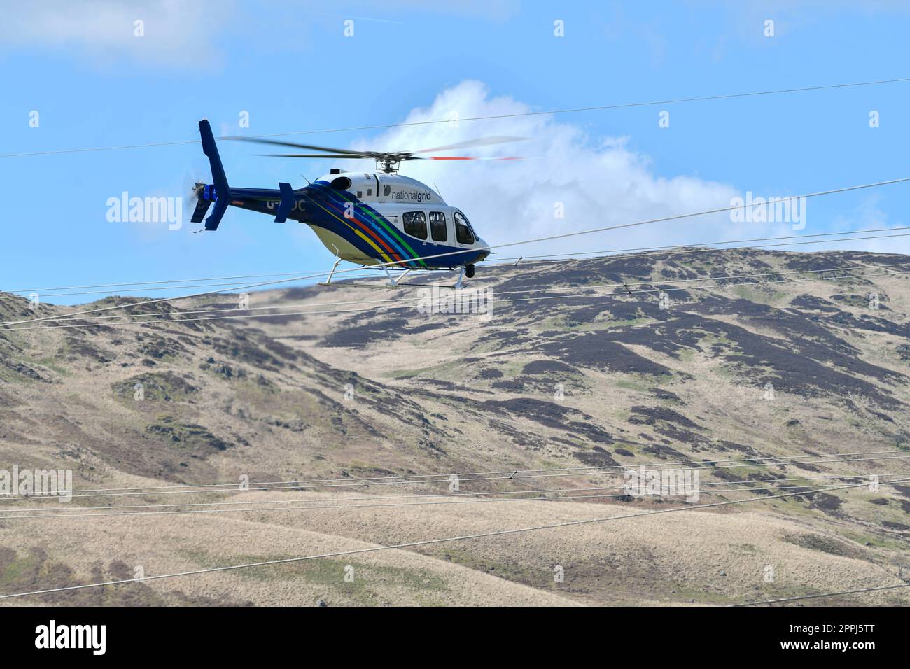National Grid Bell 429 Global Ranger Helikopter, der zur Inspektion der Hochspannungs-Stromübertragungsleitungen verwendet wurde. In der Nähe fotografiert Stockfoto