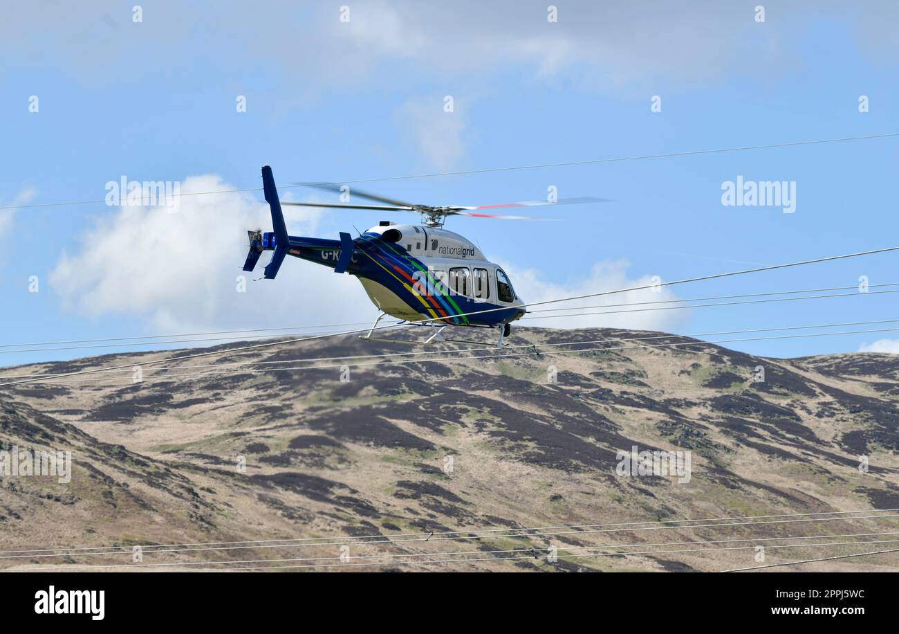 National Grid Bell 429 Global Ranger Helikopter, der zur Inspektion der Hochspannungs-Stromübertragungsleitungen verwendet wurde. In der Nähe fotografiert Stockfoto