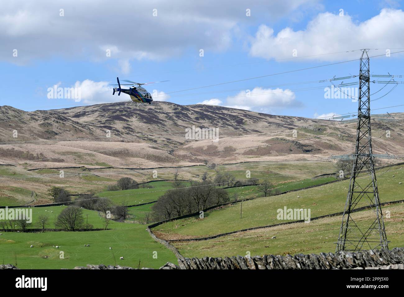 National Grid Bell 429 Global Ranger Helikopter, der zur Inspektion der Hochspannungs-Stromübertragungsleitungen verwendet wurde. In der Nähe fotografiert Stockfoto