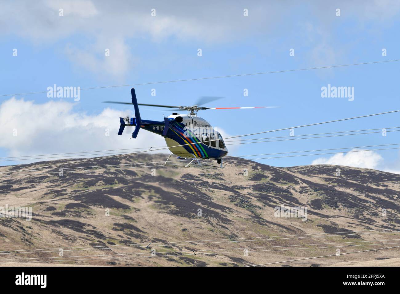 National Grid Bell 429 Global Ranger Helikopter, der zur Inspektion der Hochspannungs-Stromübertragungsleitungen verwendet wurde. In der Nähe fotografiert Stockfoto