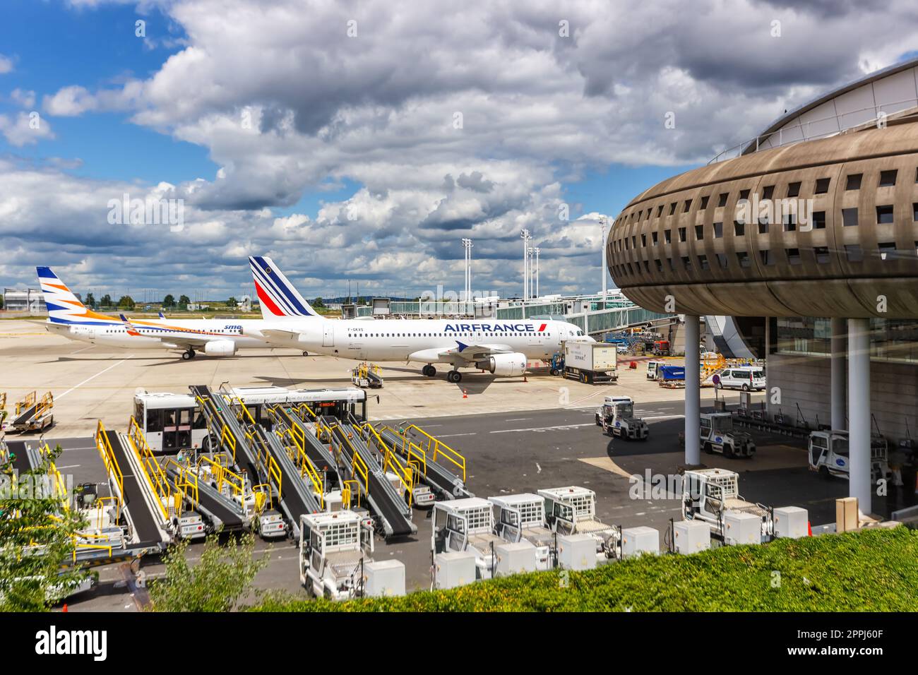 Flugzeuge am Flughafen Paris Charles de Gaulle Terminal 2 in Frankreich Stockfoto