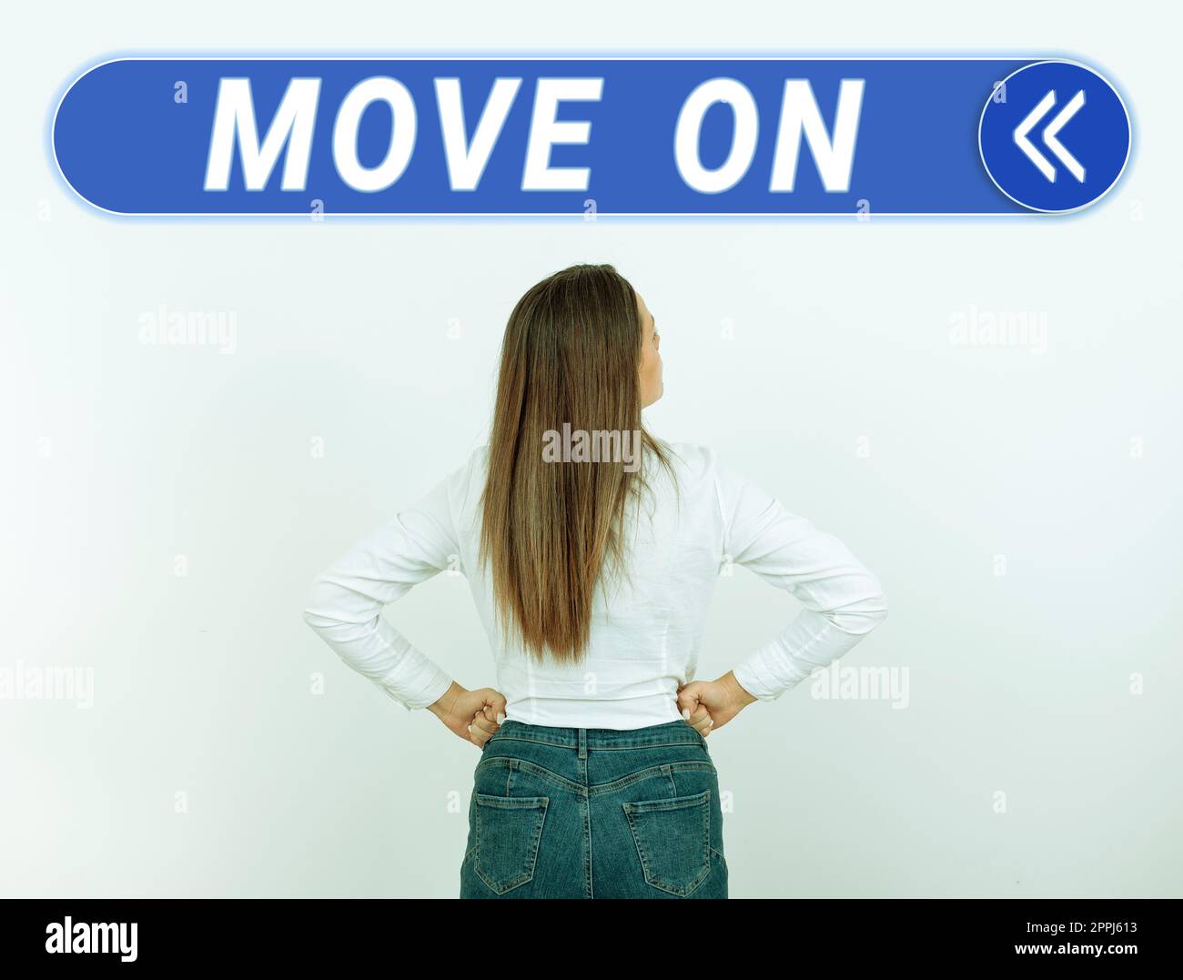 Schild mit der Aufschrift Move On. Geschäftsidee, den Ort zu verlassen, an dem man übernachtet und woanders hinzugehen Stockfoto