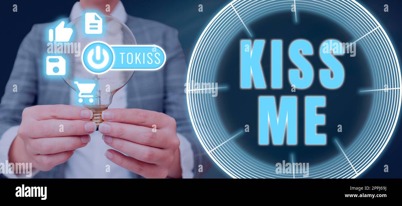 Konzeptionelle Darstellung Kiss Me. Ein Wort, das auf mich geschrieben wurde, bittet mich, meine Lippen mit deinen Lippen zu berühren oder gegen mich zu drücken Stockfoto