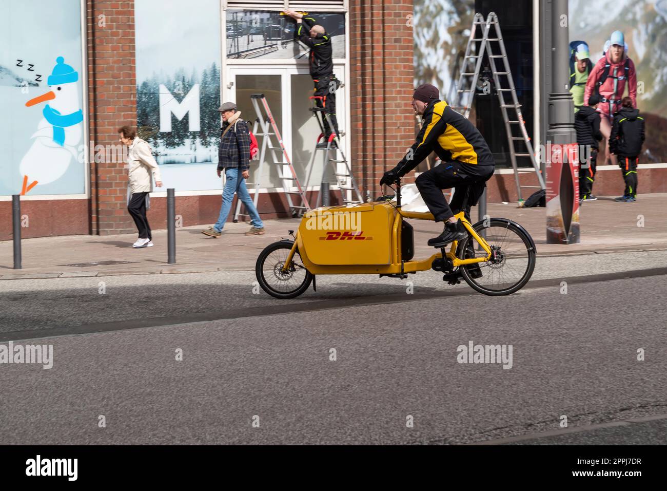 Umweltfreundliche Lieferung durch DHL On Cycle im Zentrum von Hamburg. Stockfoto