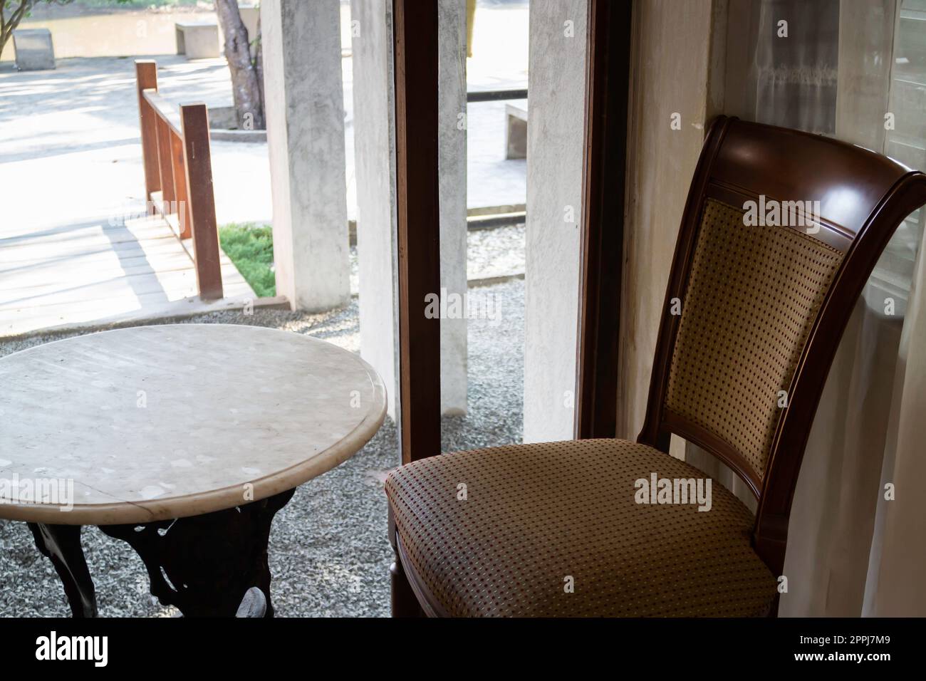 Café-Bar oder Café-Restaurant mit Holzmöbeln Stockfoto