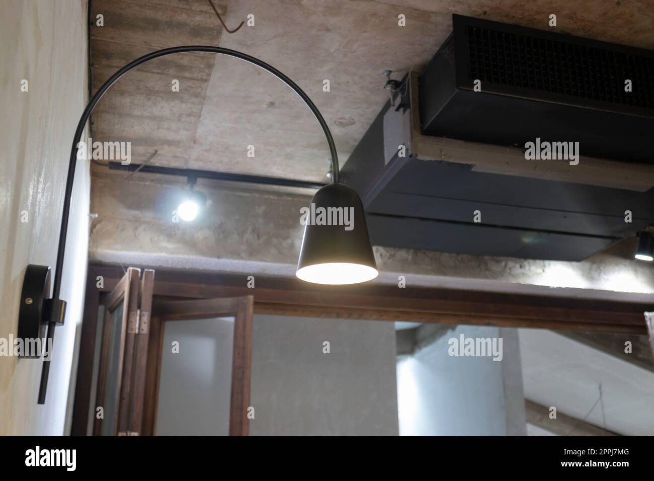 Café-Bar oder Café-Restaurant mit Holzmöbeln Stockfoto