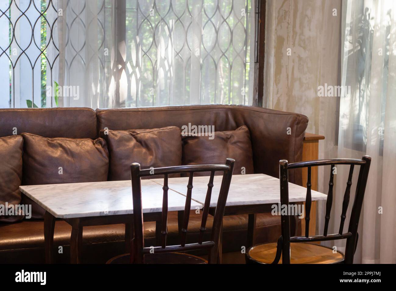 Café-Bar oder Café-Restaurant mit Holzmöbeln Stockfoto
