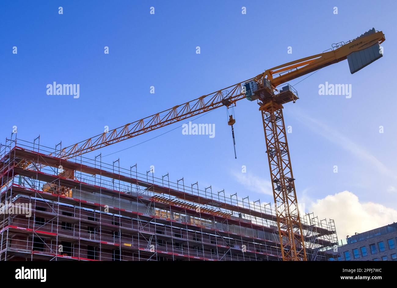 Kiel, Deutschland - 27. Dezember 2022: Mehrere Kräne auf Baustellen an hohen Gebäuden. Stockfoto