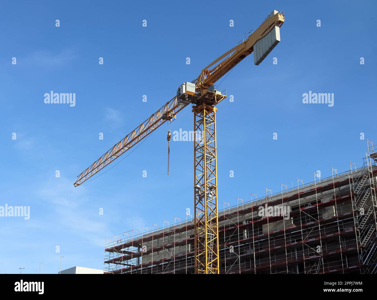 Kiel, Deutschland - 27. Dezember 2022: Mehrere Kräne auf Baustellen an hohen Gebäuden. Stockfoto