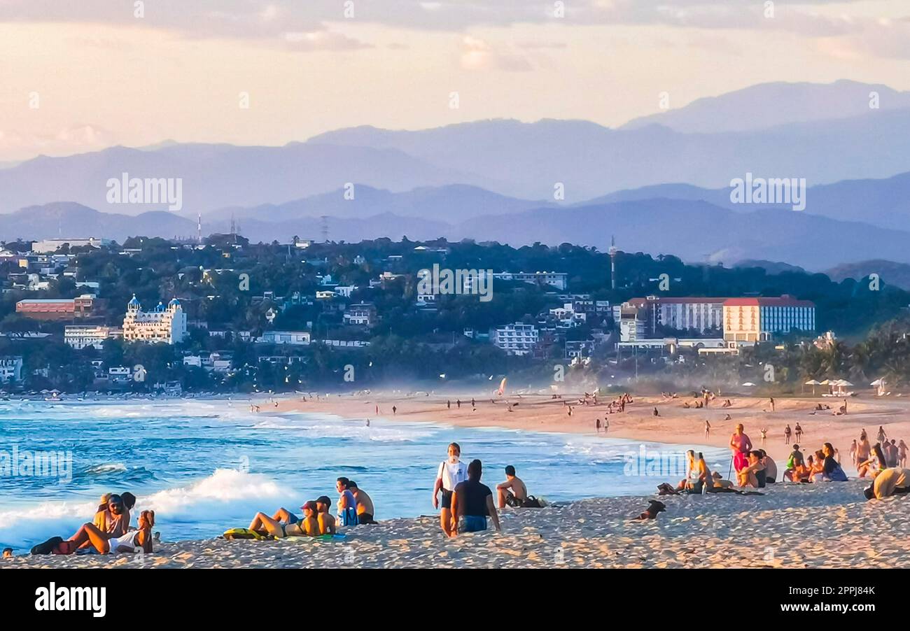 Farbenfrohe, goldene Sonnenuntergänge und Strand Puerto Escondido Mexiko. Stockfoto