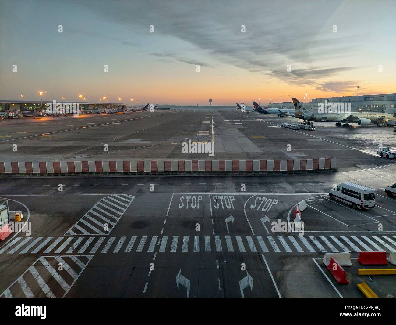 Früher Sonnenaufgang auf der Rollbahn des Brüsseler Flughafens in Zaventem Stockfoto