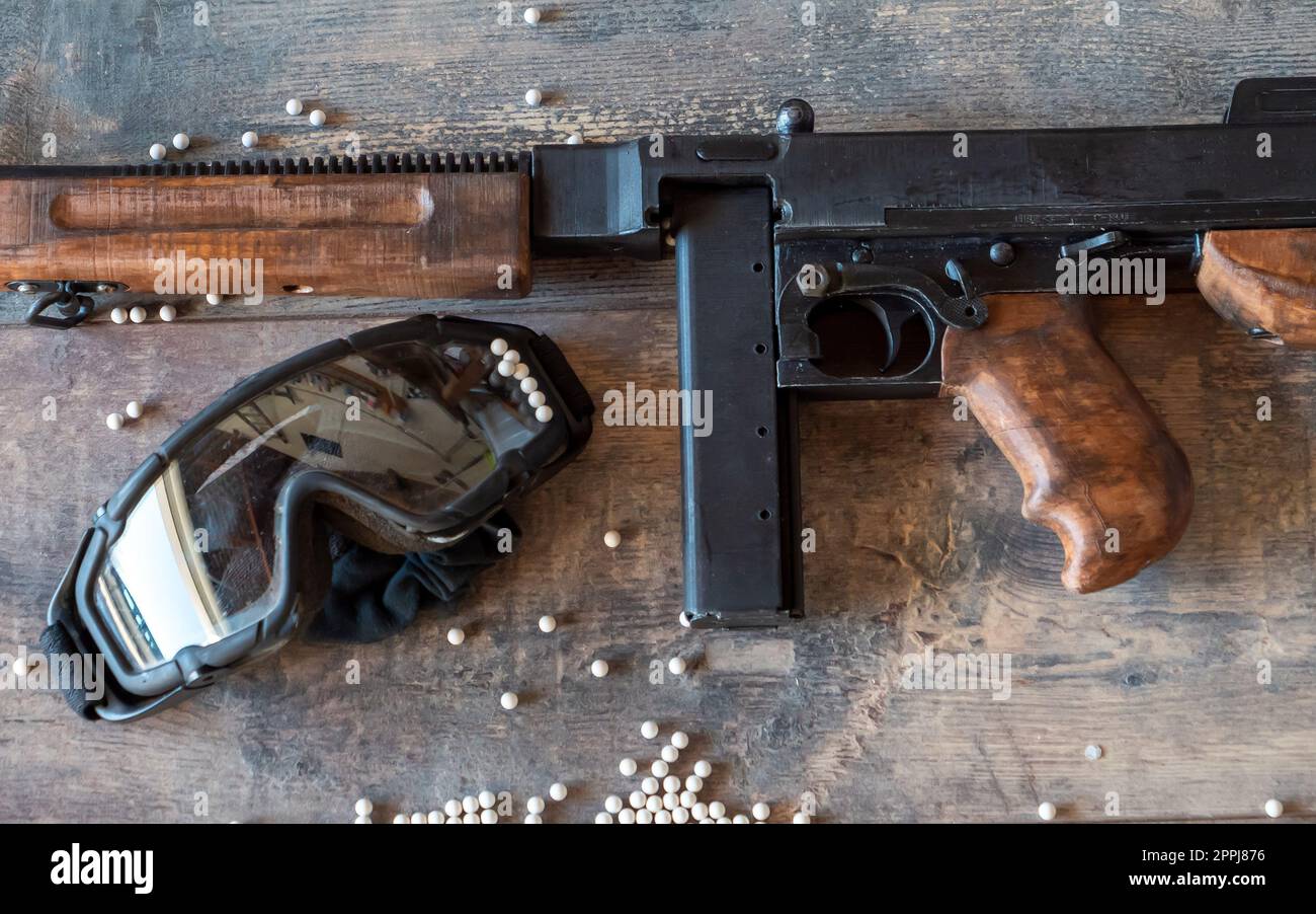 Airsoft Gewehr mit Schutzbrille und viele Kugeln Stockfoto