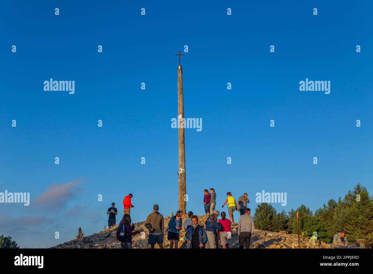 Pilger neben dem Eisenkreuz namens cruz de Hierro Stockfoto