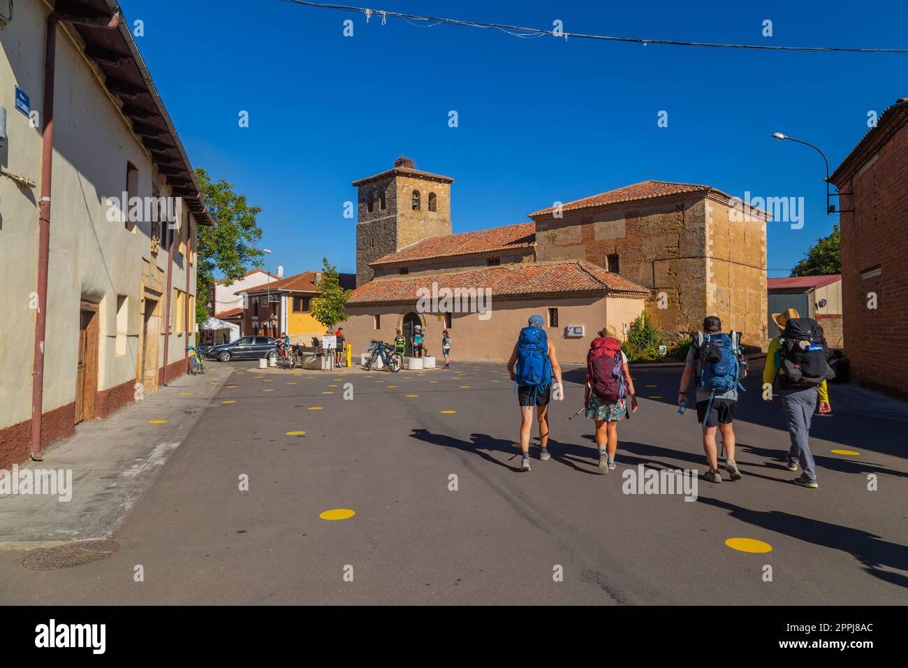 Pilger gehen am Camino de Santiago entlang Stockfoto