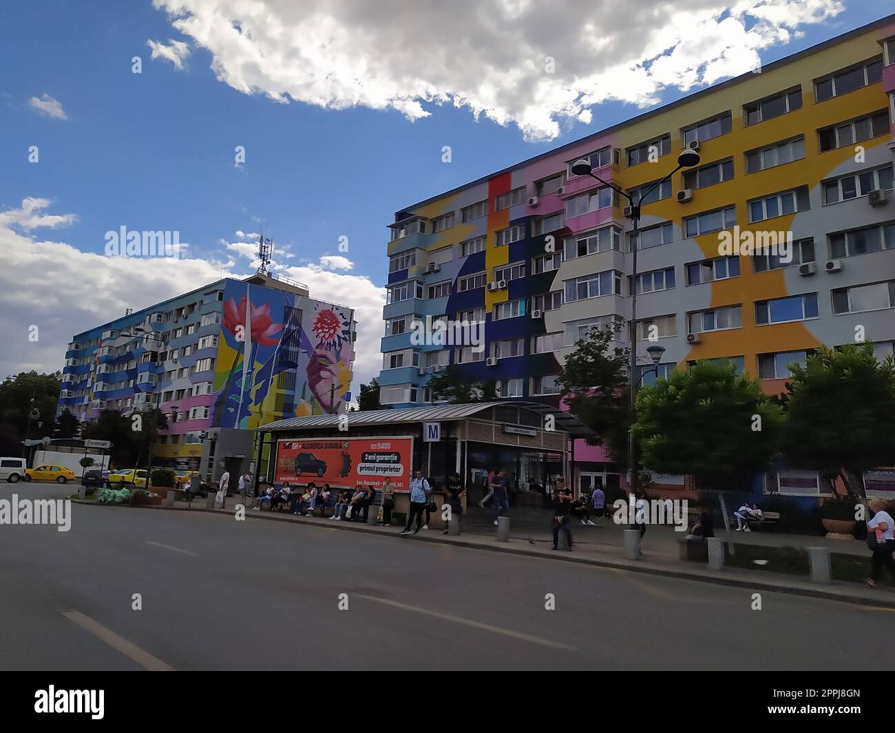 Bukarest, Rumänien - 12. September 2022: Helles Apartmenthaus Stockfoto