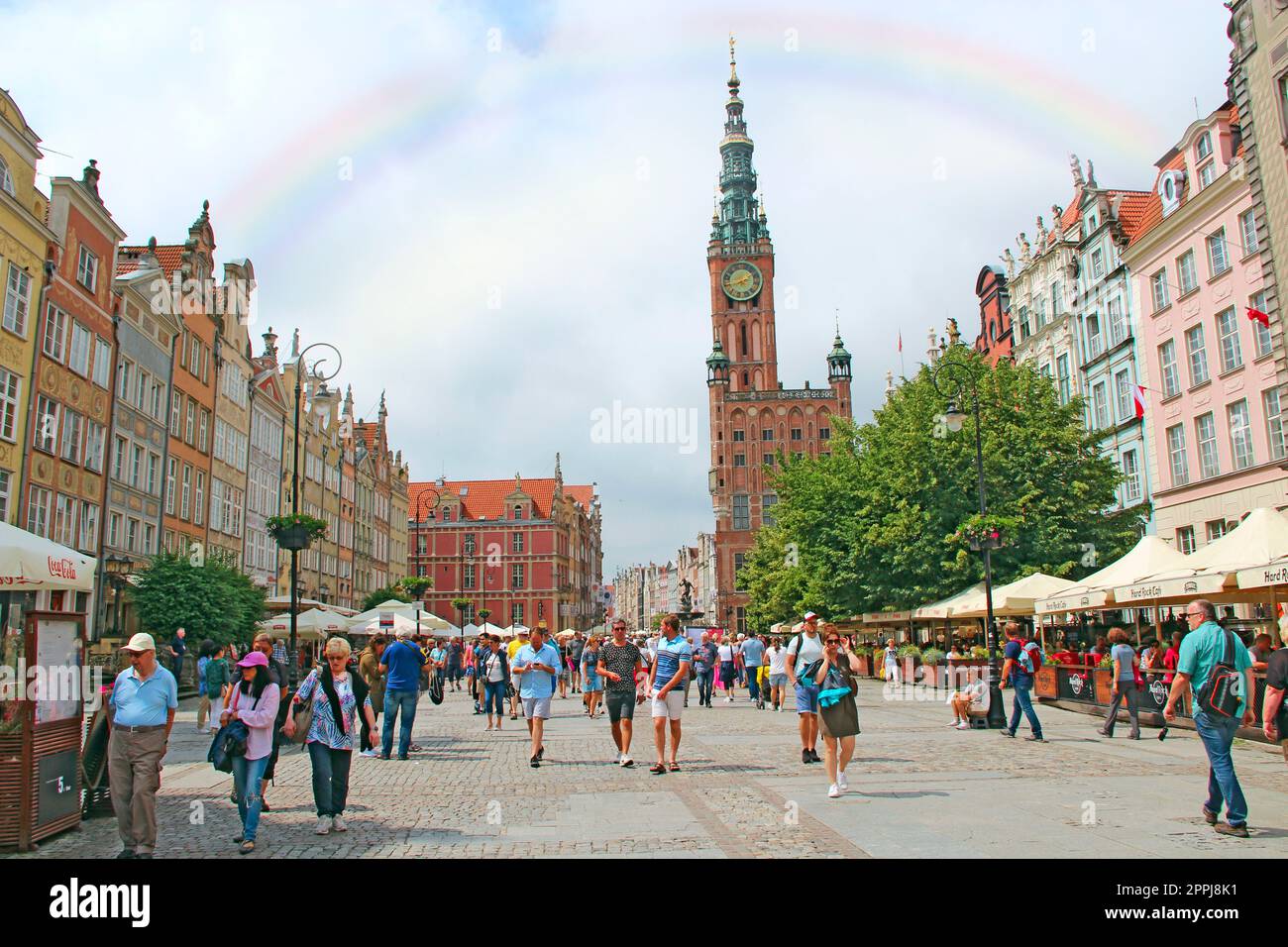 Regenbogen im Touristenzentrum von Danzig. Regenbogen in der Stadt. Europäische Touristen zu Fuß Stockfoto