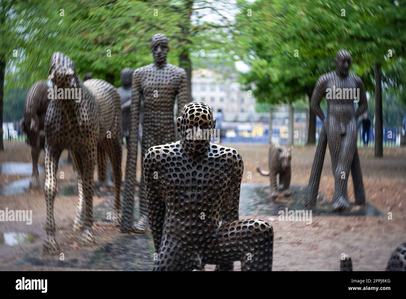 DRESDEN - 27. AUGUST 2022: Bronzeskulpturkomposition des zeitgenössischen tschechischen Bildhauers Michal Gabriel. Kunstlinse. Wirbelndes Bokeh. Konzentriere dich auf die Mitte. Stockfoto