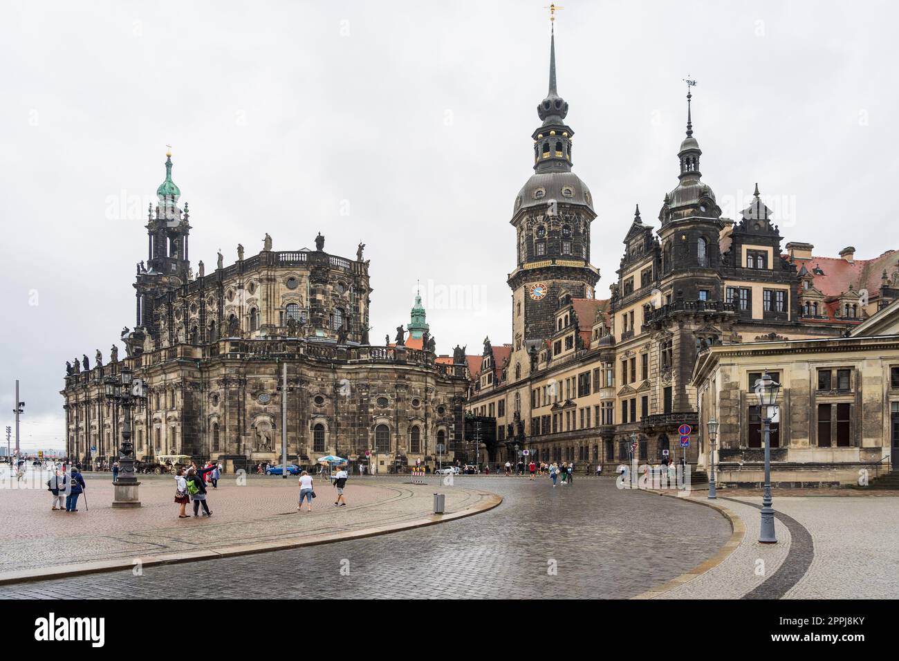 DRESDEN, DEUTSCHLAND - 27. AUGUST 2022: Kathedrale der Heiligen Dreifaltigkeit (Katholische Hofkirche). Dresden ist die Hauptstadt des Freistaates Sachsen. Stockfoto