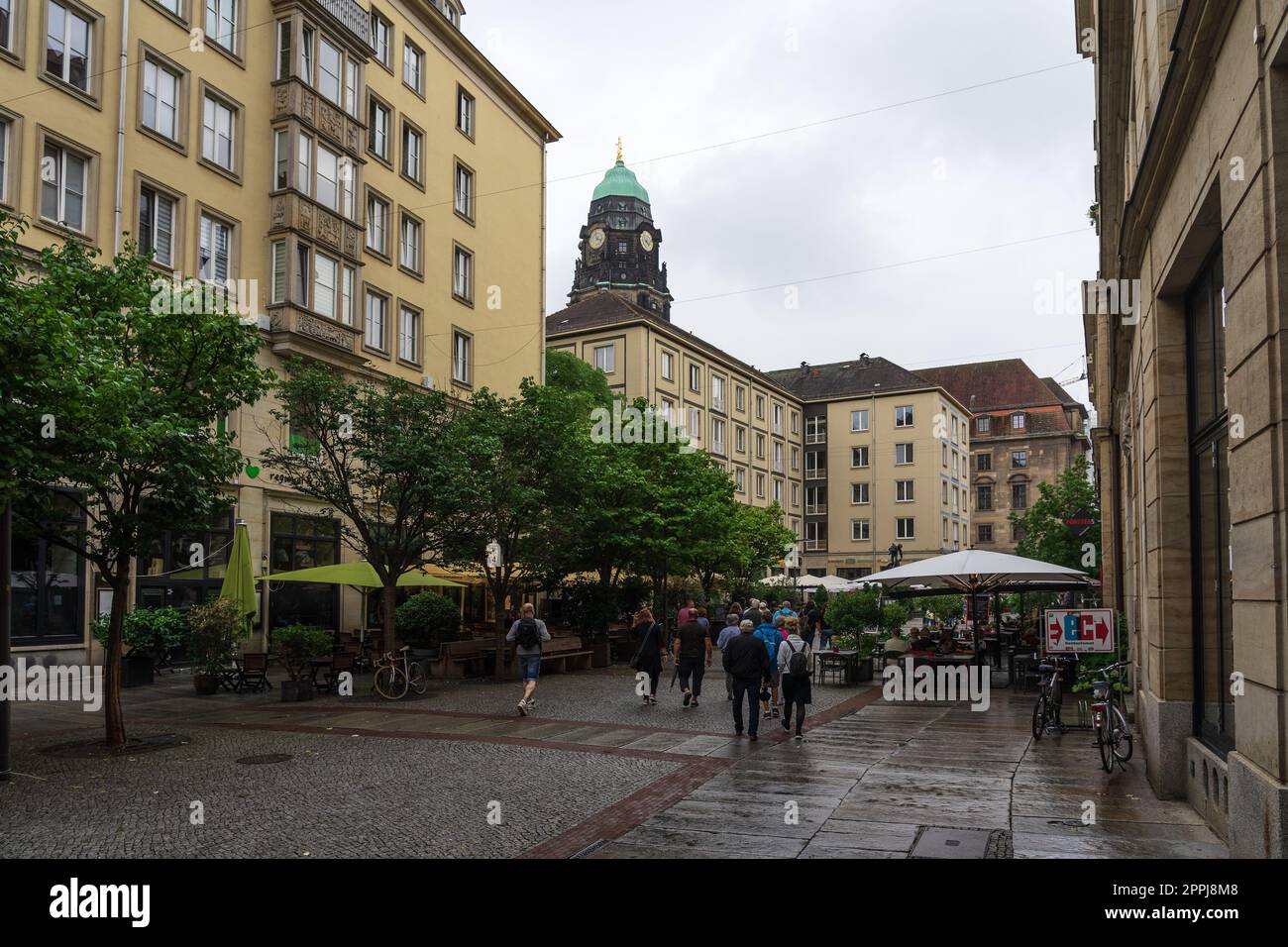 DRESDEN, DEUTSCHLAND - 27. AUGUST 2022: Die alten Straßen im historischen Zentrum. Dresden ist die Hauptstadt des Freistaates Sachsen. Stockfoto