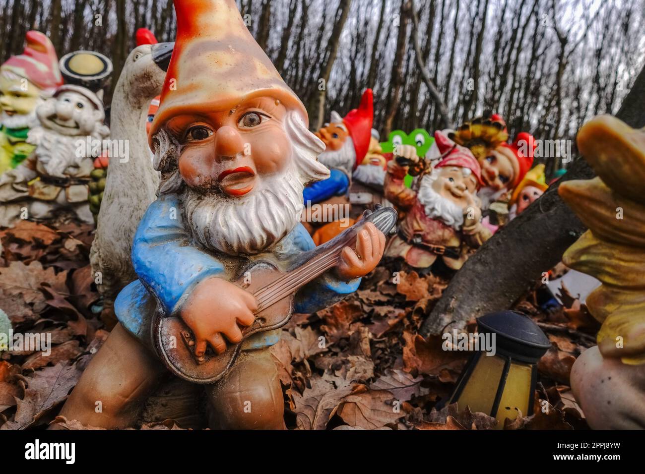 Farbenfrohe Gartenzwerge mit Gitarre an einem Ort Stockfoto