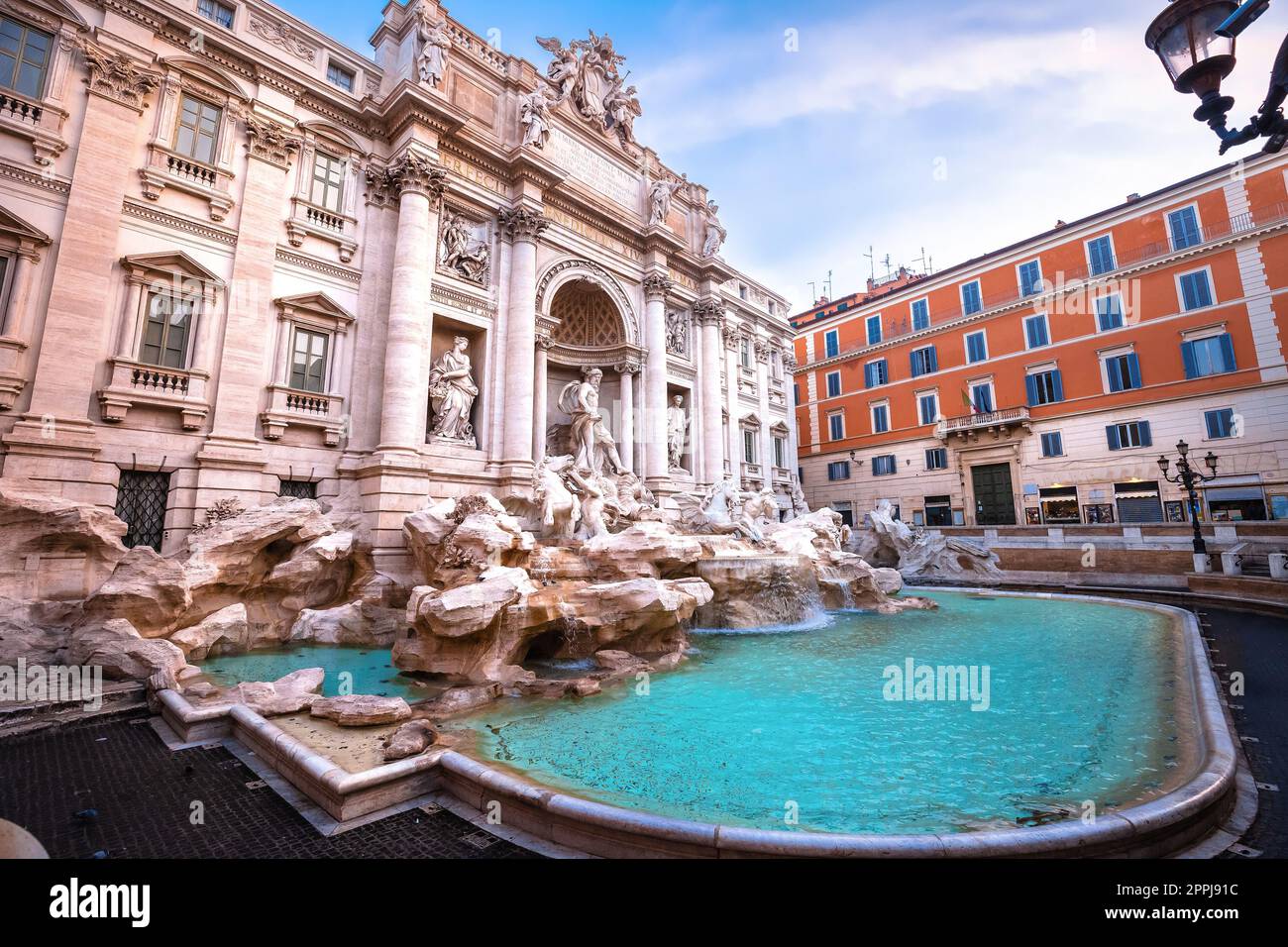 Majestätischer Trevi-Brunnen mit Blick auf die Straße in Rom Stockfoto