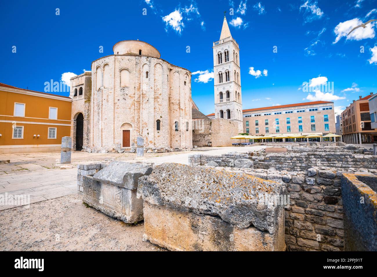 Blick auf den historischen Platz von Zadar und die Kathedrale von St. Donat Stockfoto