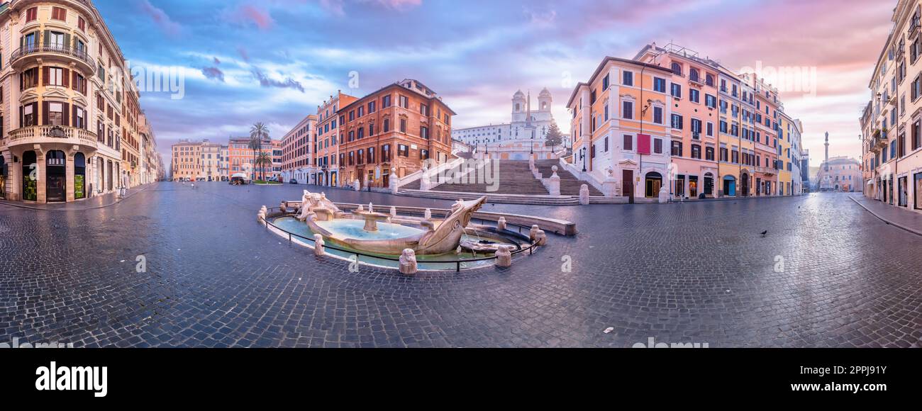 Piazza di Spagna und Fontana della Barcaccia Brunnen in Rom mit Panoramablick am Morgen Stockfoto
