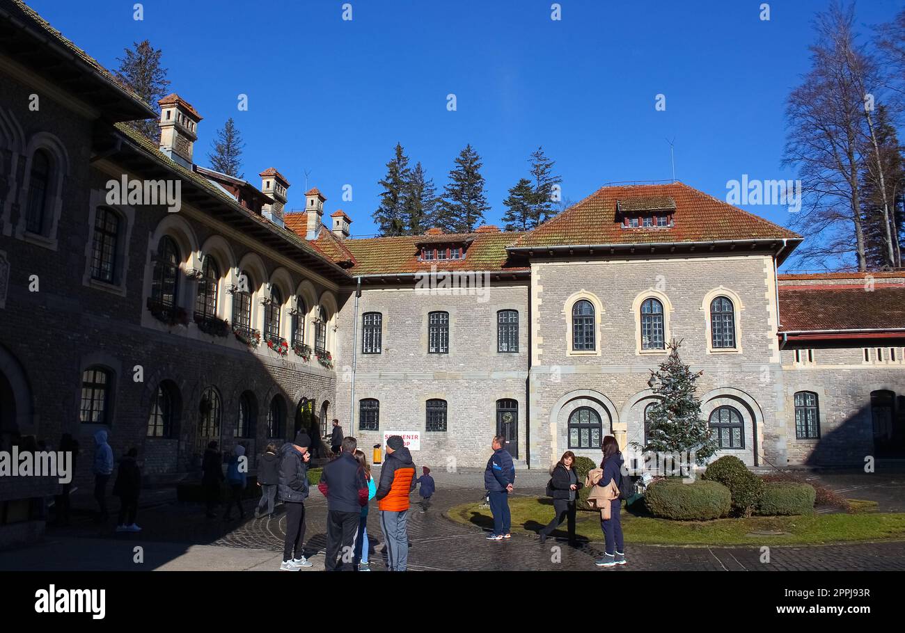 Busteni, Rumänien - 30. Dezember 2022: Die Menschen in der Nähe von Schloss Cantacuzino oder der Nevermore Academy Stockfoto