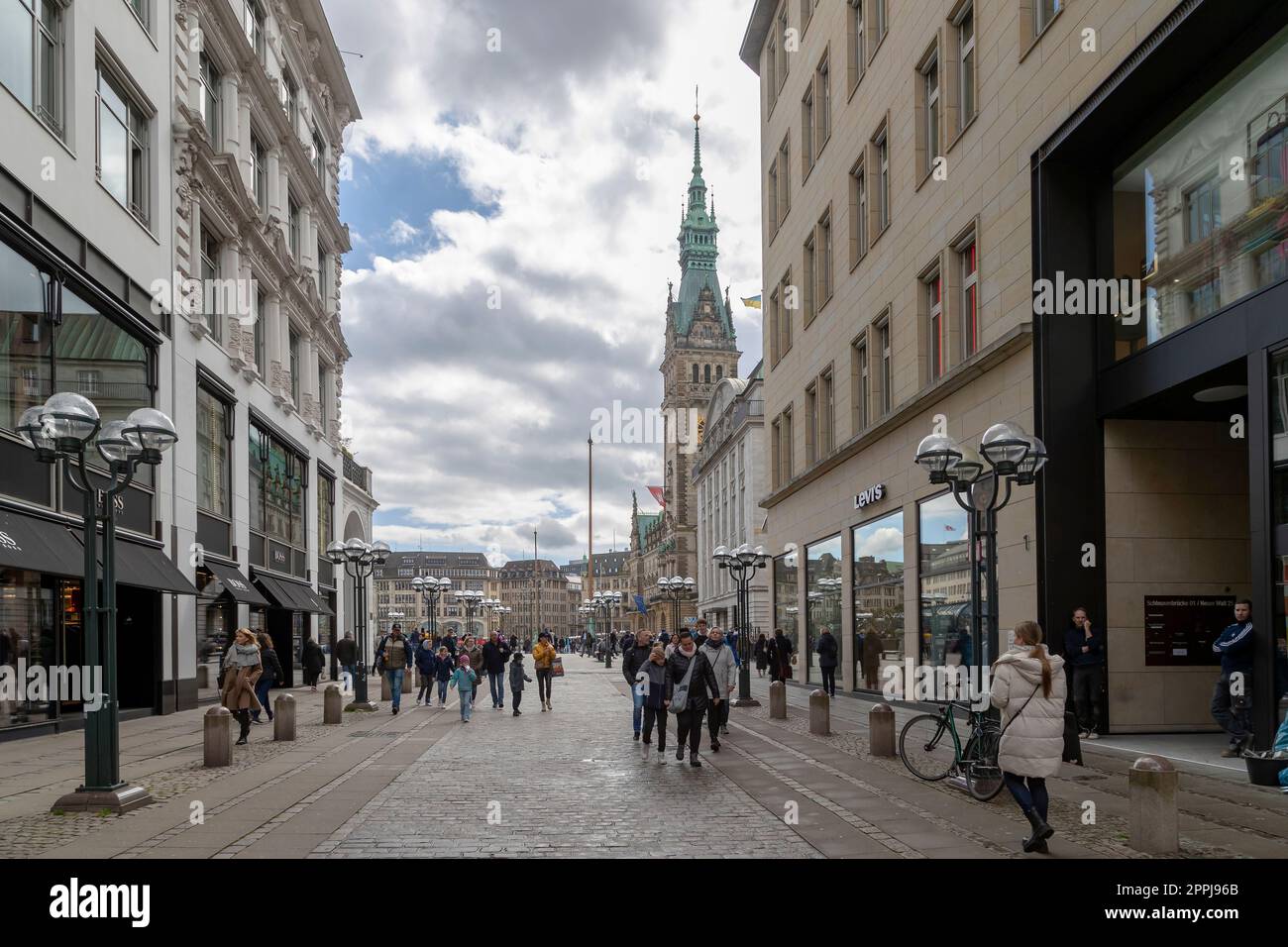 Blick auf die Post Road in Richtung Rathausmarkt mit dem Rathaus in Hamburg, Germay. Stockfoto