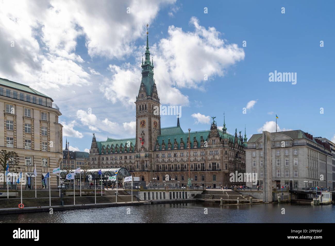 Mit Blick auf den Rathausmarkt mit dem Rathaus in Hamburg, Germay. Stockfoto