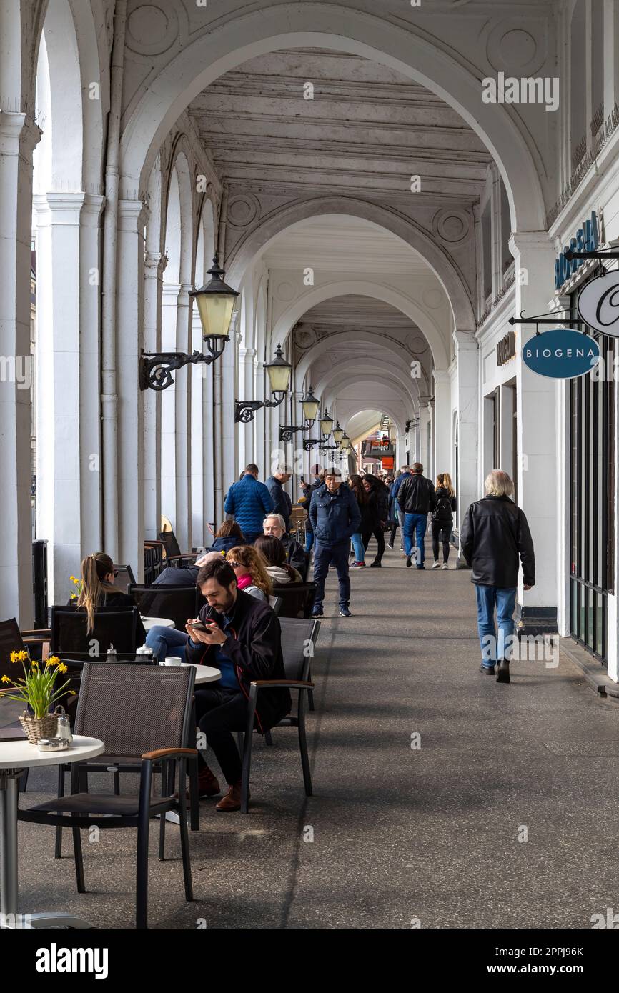 Cafés an der Alster Arcades, (Alsterfleet), entlang des Kanals, Hamburg, Deutschland Stockfoto