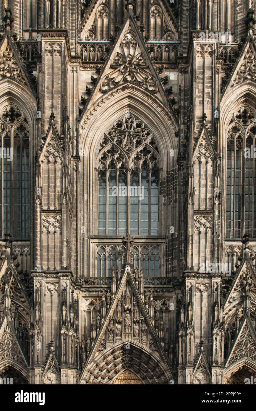 Vertikale Aufnahme der Fassade des Kölner Doms mit Dekoration und Ornamenten, Köln, Deutschland Stockfoto