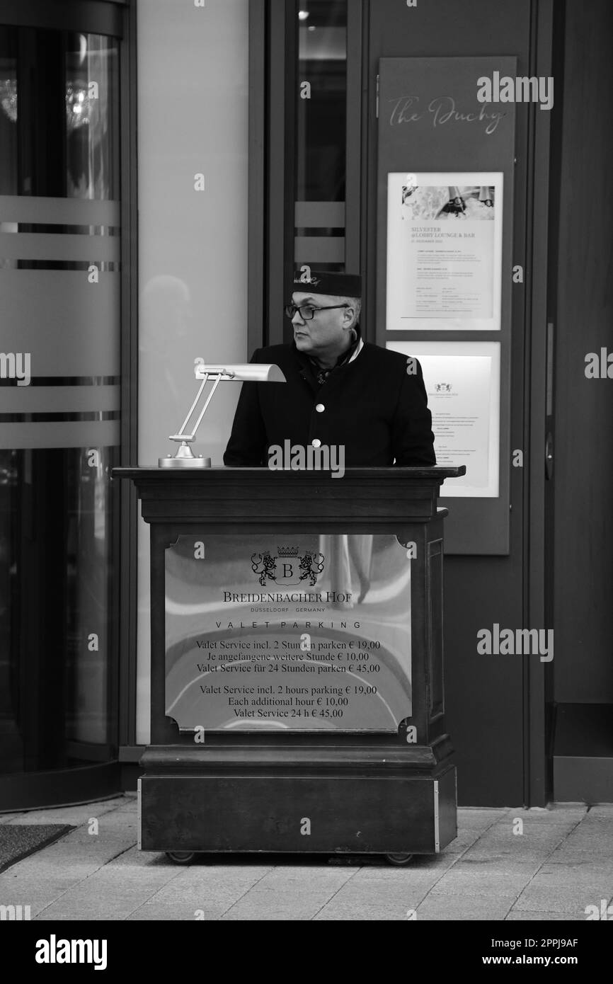 Portier vor dem Luxushotel Breidenbacher Hof in Düsseldorf Stockfoto