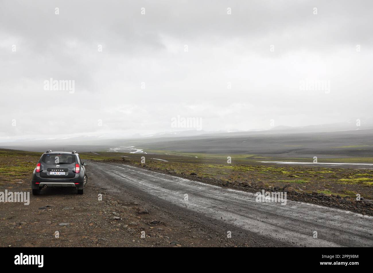 Grey Dacia Duster auf einer von Islands F-Routen an einem bewölkten Tag Stockfoto