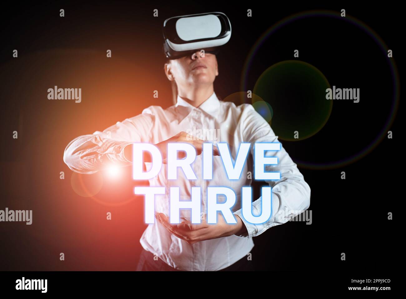 Schreiben mit Text Drive Thru. Ein Wort für einen Ort, an dem man die Art von Service bekommen kann, indem man sie durchfährt Stockfoto