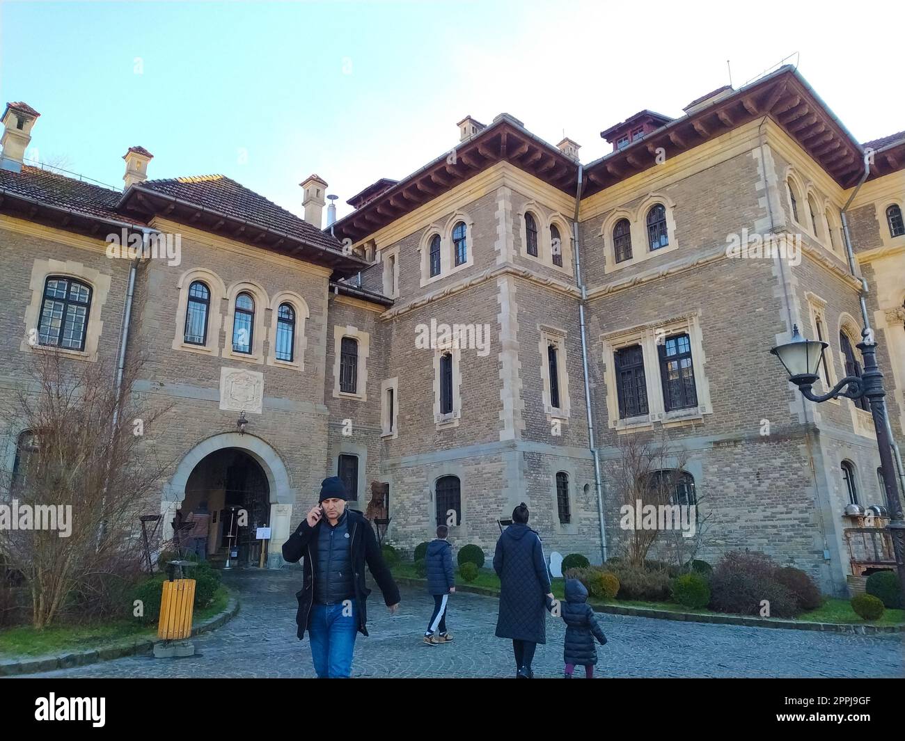 Busteni, Rumänien - 30. Dezember 2022: Die Menschen in der Nähe von Schloss Cantacuzino oder der Nevermore Academy Stockfoto