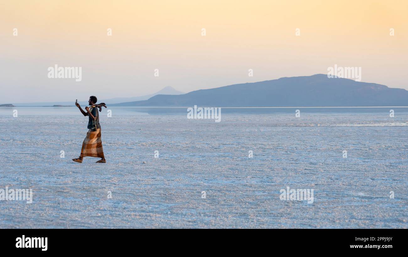 Sonnenuntergang auf der Salzebene des Asale-Sees in der Danakil-Depression in Athiopien. Stockfoto