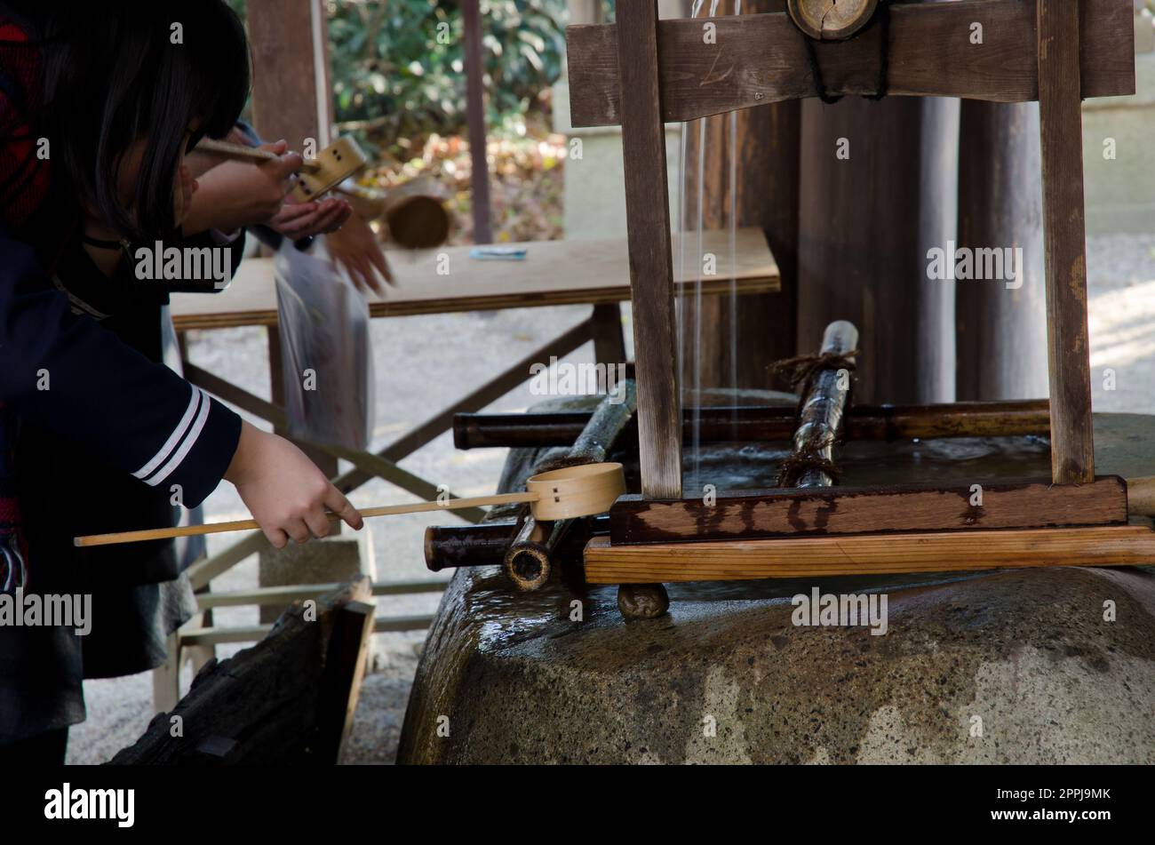 Personen in einem traditionellen Brunnen zur Abreinigung. Stockfoto