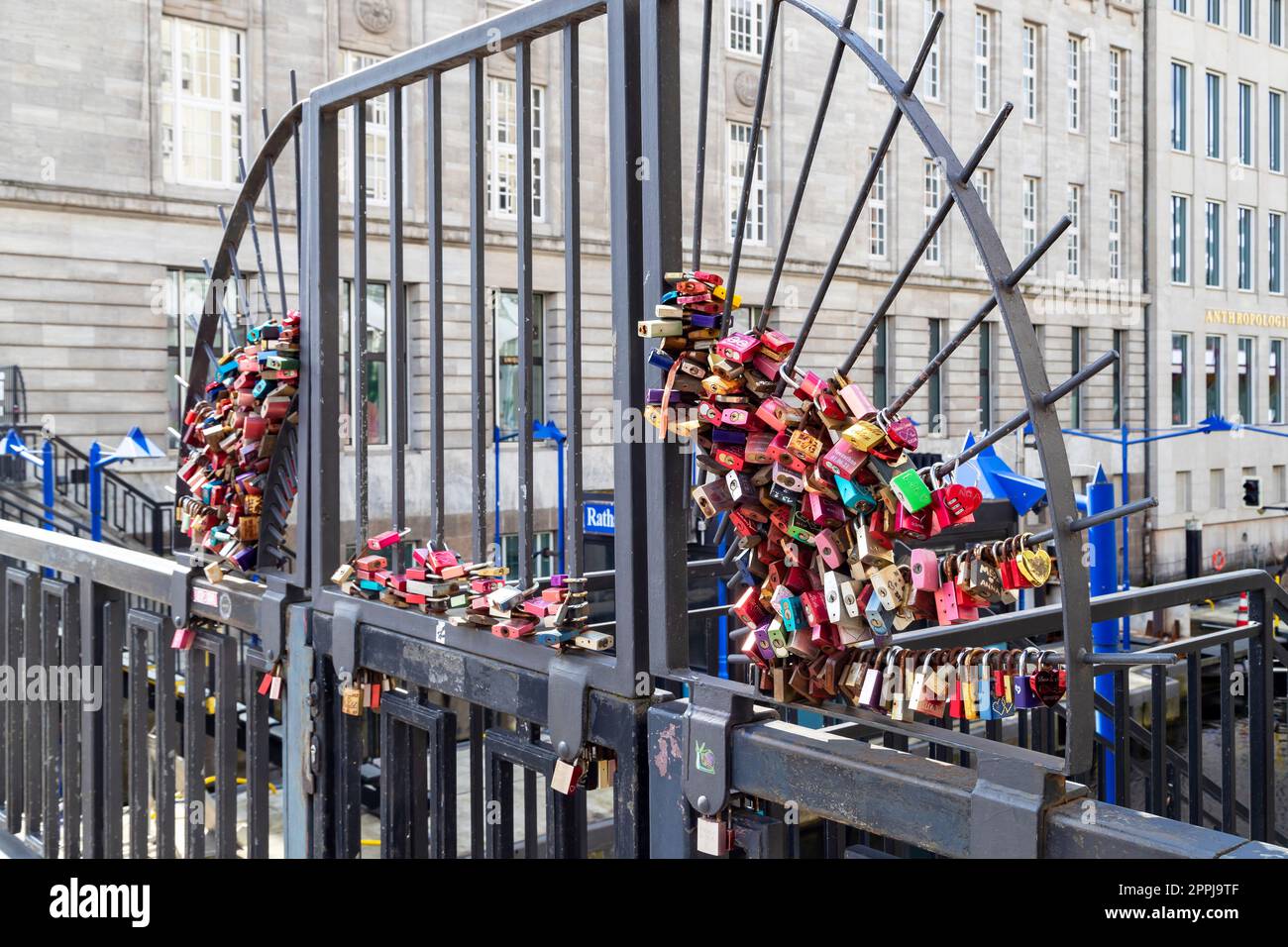 Liebesschlösser an einem Tor in der Post Street, Hamburg, Germay. Stockfoto