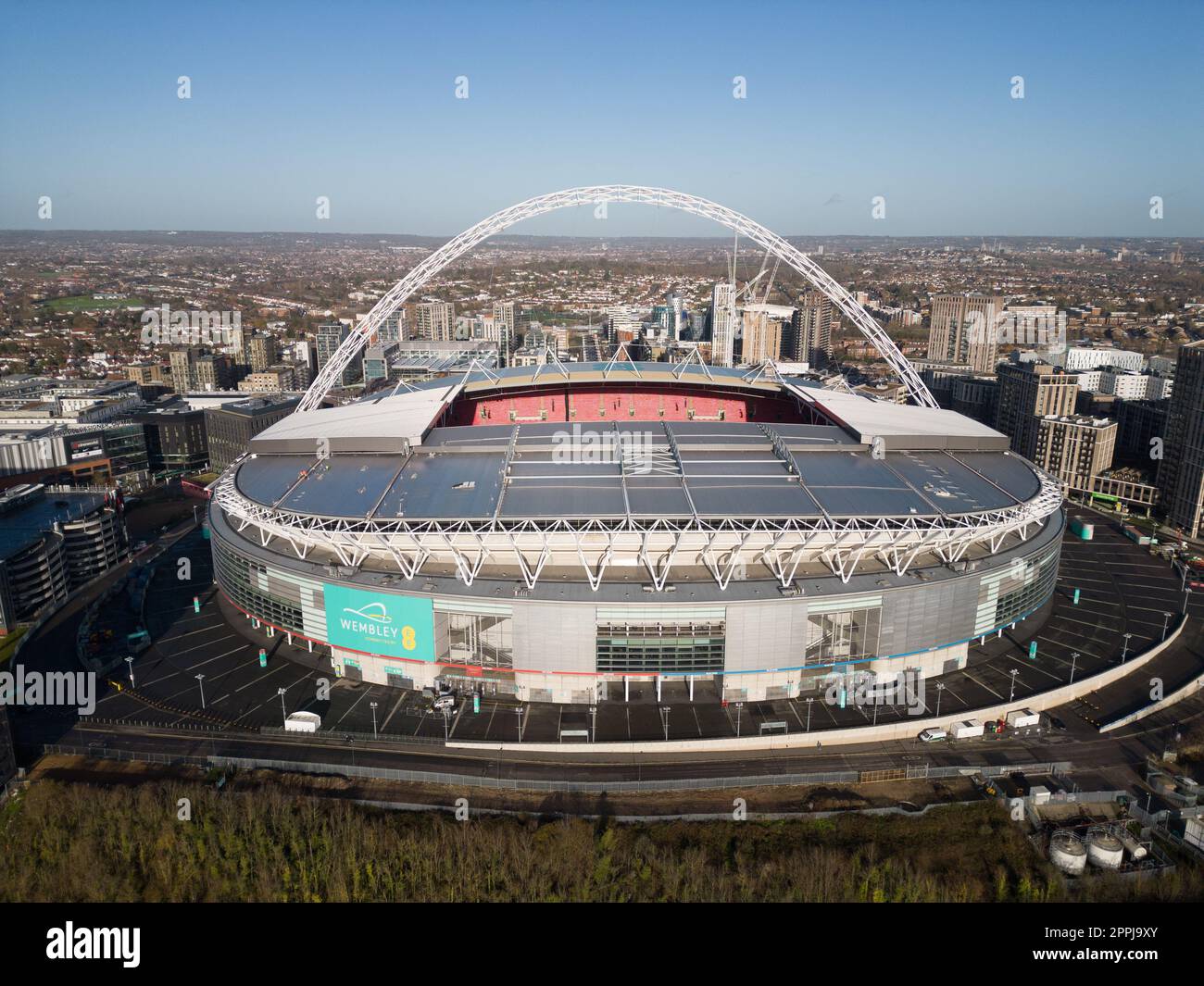 Luftaufnahme über das Wembley-Stadion in London an einem sonnigen Tag - LONDON, Großbritannien - 20. DEZEMBER 2022 Stockfoto