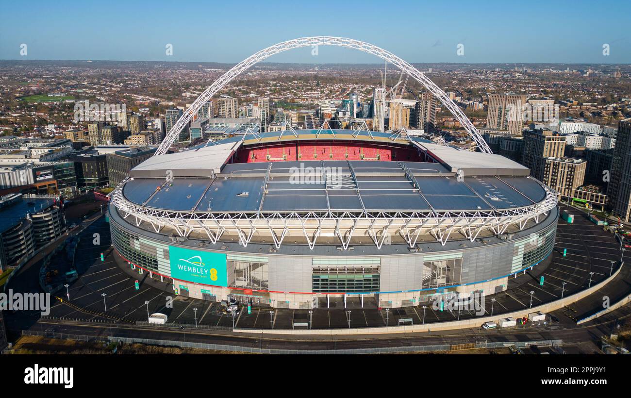 Luftaufnahme über das Wembley-Stadion in London an einem sonnigen Tag - LONDON, Großbritannien - 20. DEZEMBER 2022 Stockfoto