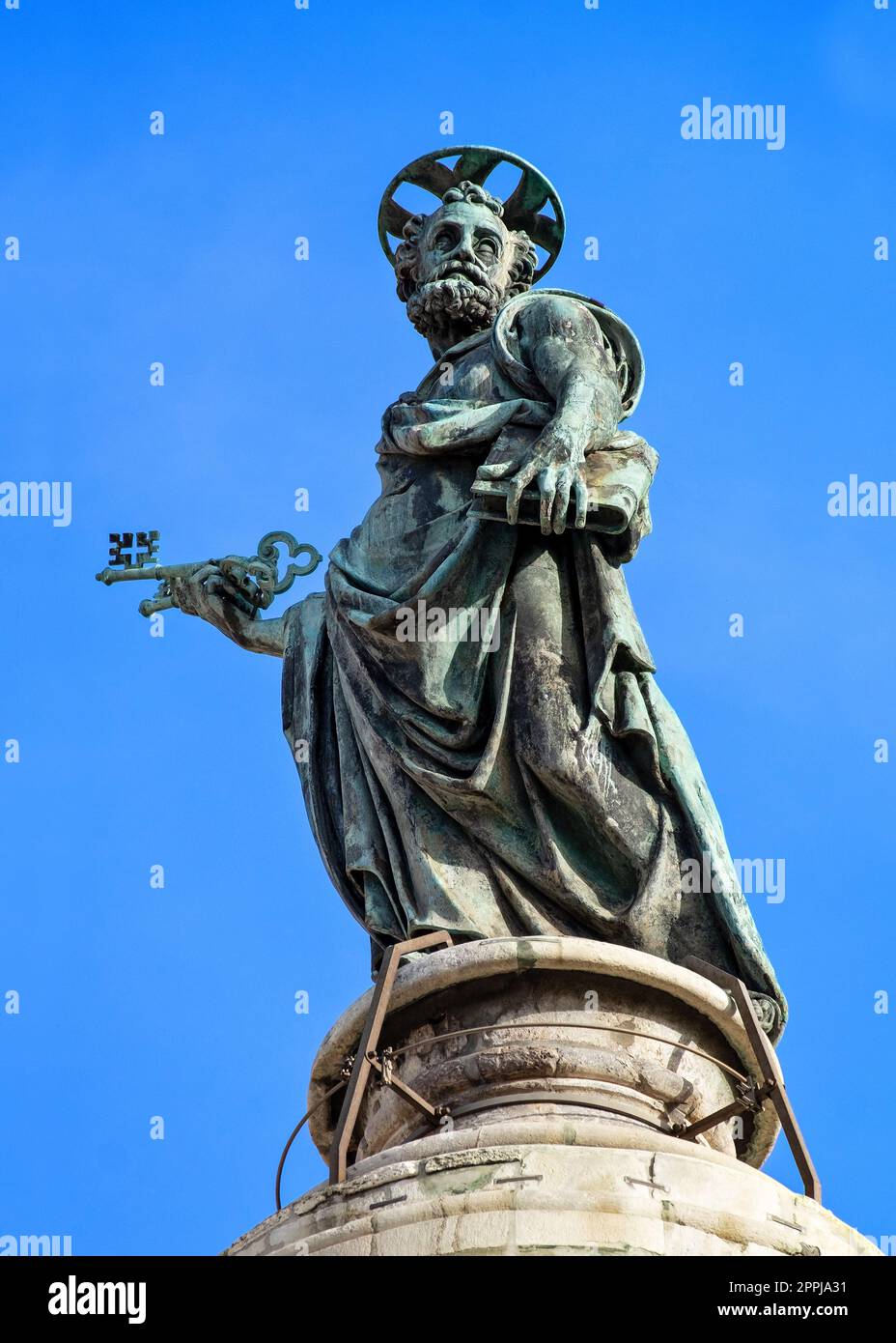 Trajanssäule (Colonna Traiana) und Bronzestatue des Heiligen Petrus auf dem Gipfel, Rom. Stockfoto