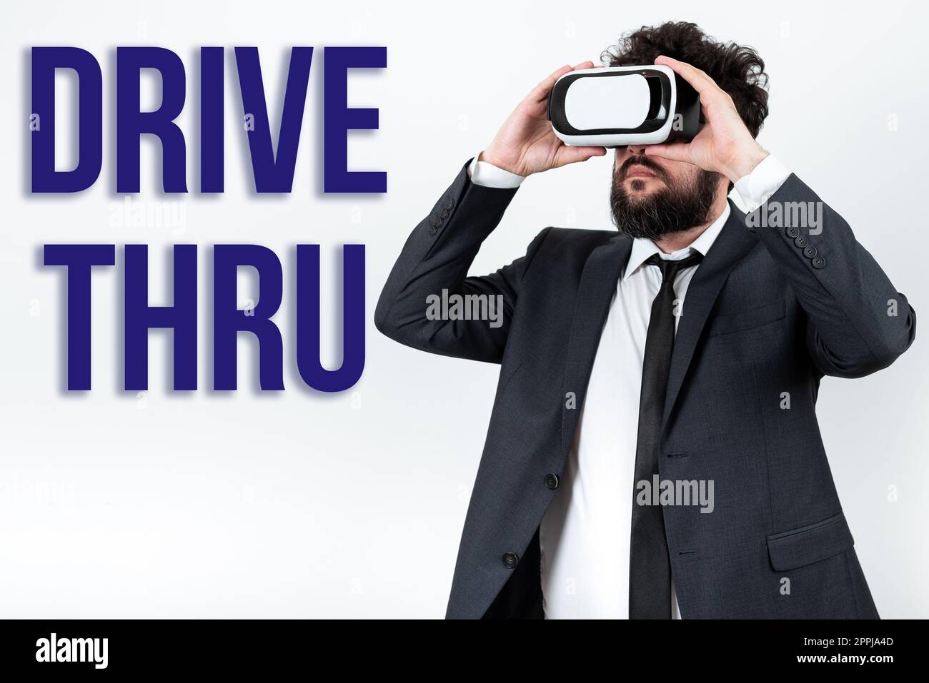 Textschild mit Drive Thru. Konzept bedeutet Ort, wo Sie Art von Service erhalten können, indem Sie es durchfahren Stockfoto