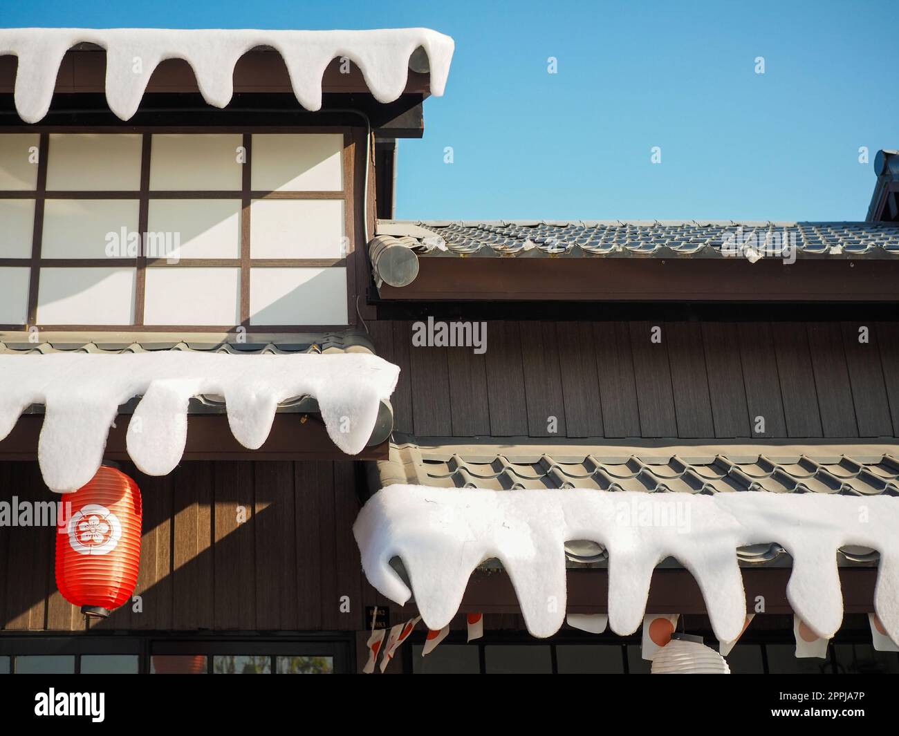 Japanische Laterne vor dem japanischen Restaurant, japanischer Text auf Laterne ist Sushi-japanisches Essen. Stockfoto