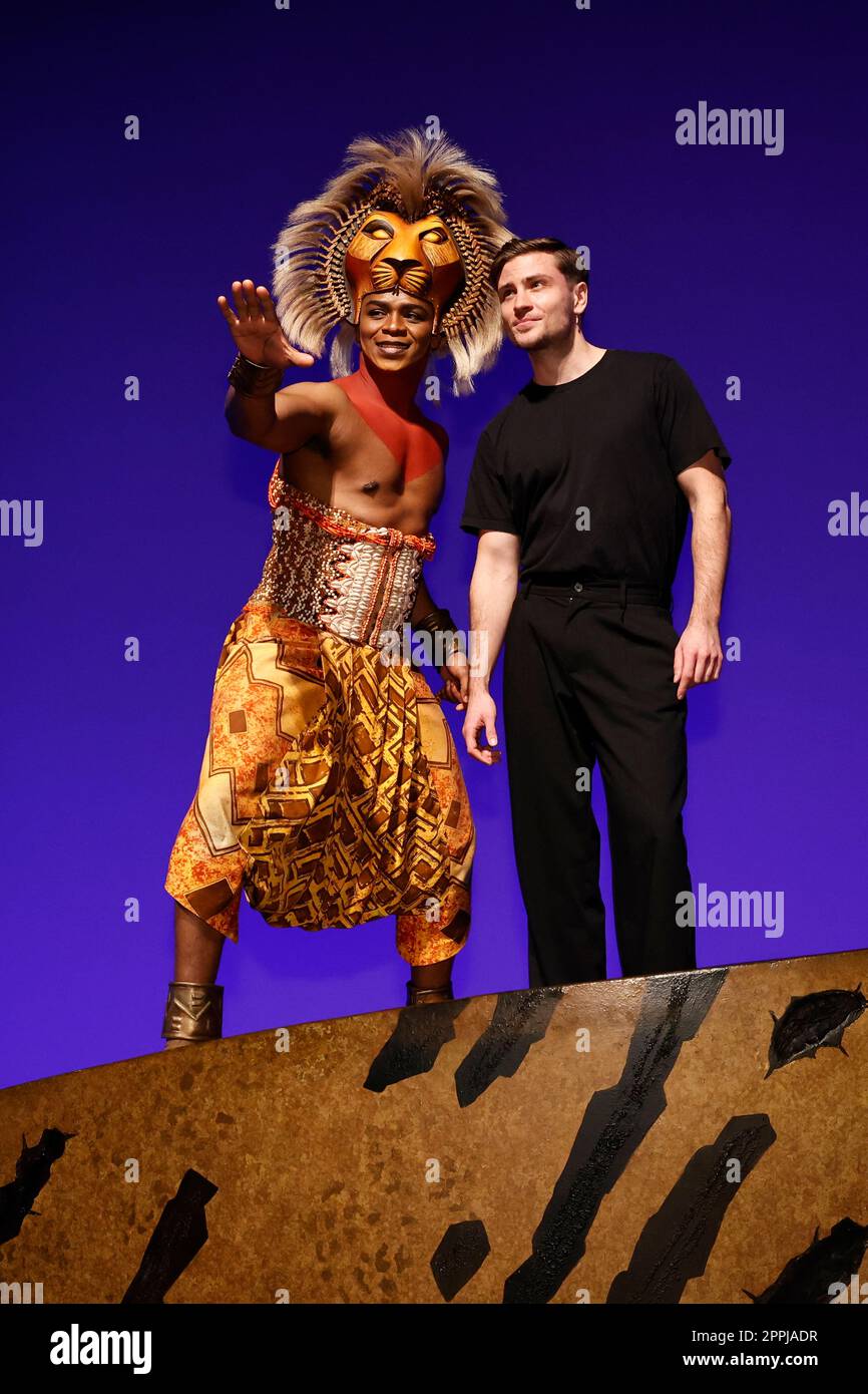 Hope Maine, Jannik SchÃ¼mann, Exklusiver Besuch des Schauspielers SchÃ¼mann im Musical „der König der Löwen“, Theater am Hafen, Hamburg, 22.12.2022 Stockfoto