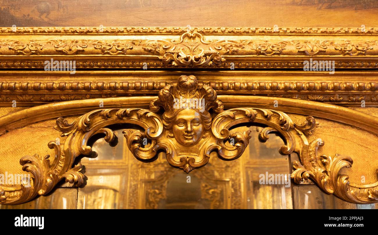 Antiker barocker Rahmen mit leerem Kopierbereich – Bild. Stockfoto