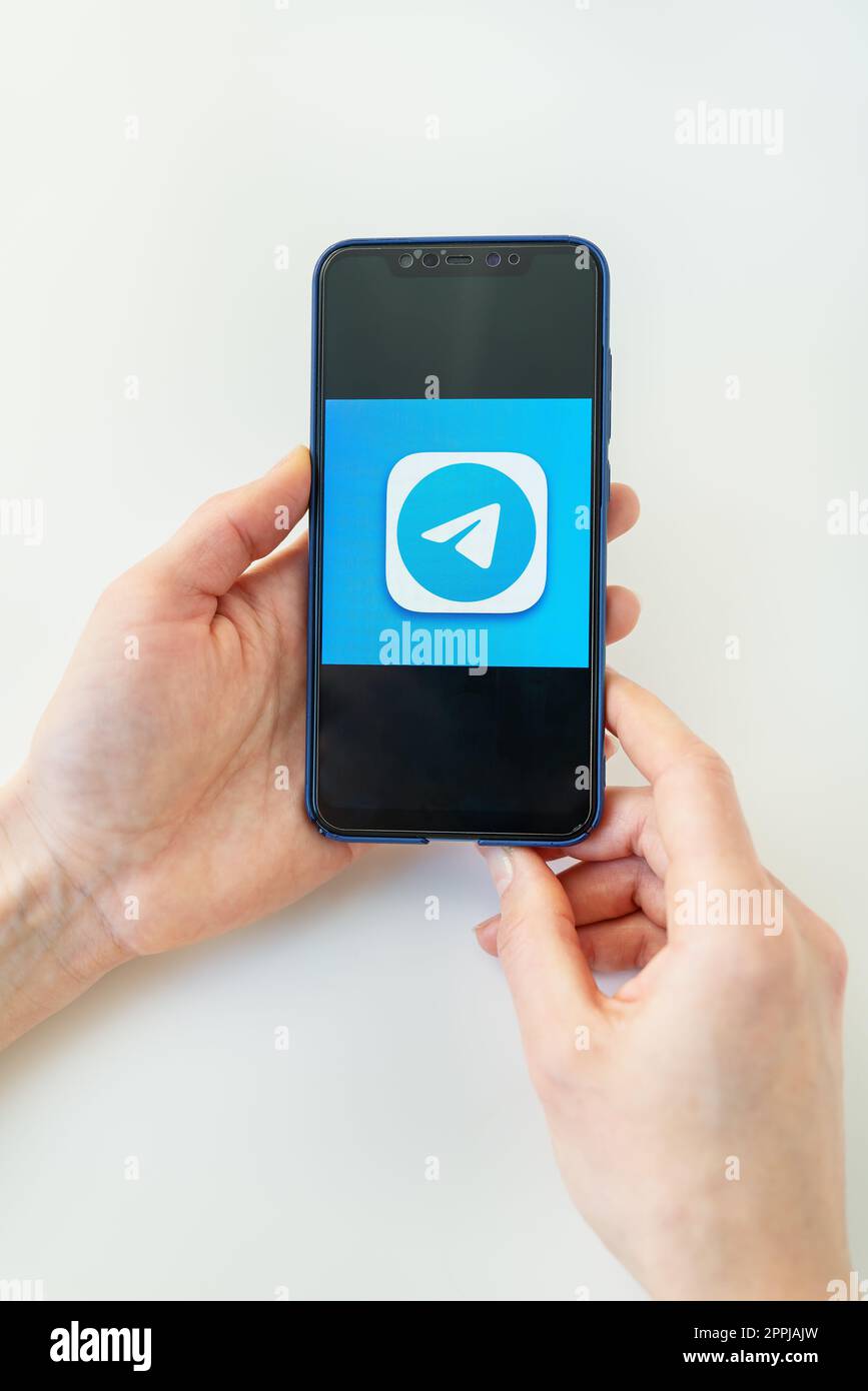 Rivne, Ukraine - 13. Dezember 2022: Telegramm-Symbol für mobile Anwendung auf iPhone Smartphone-Bildschirmmakro. Telegramm ist ein plattformübergreifender Bote. Stockfoto