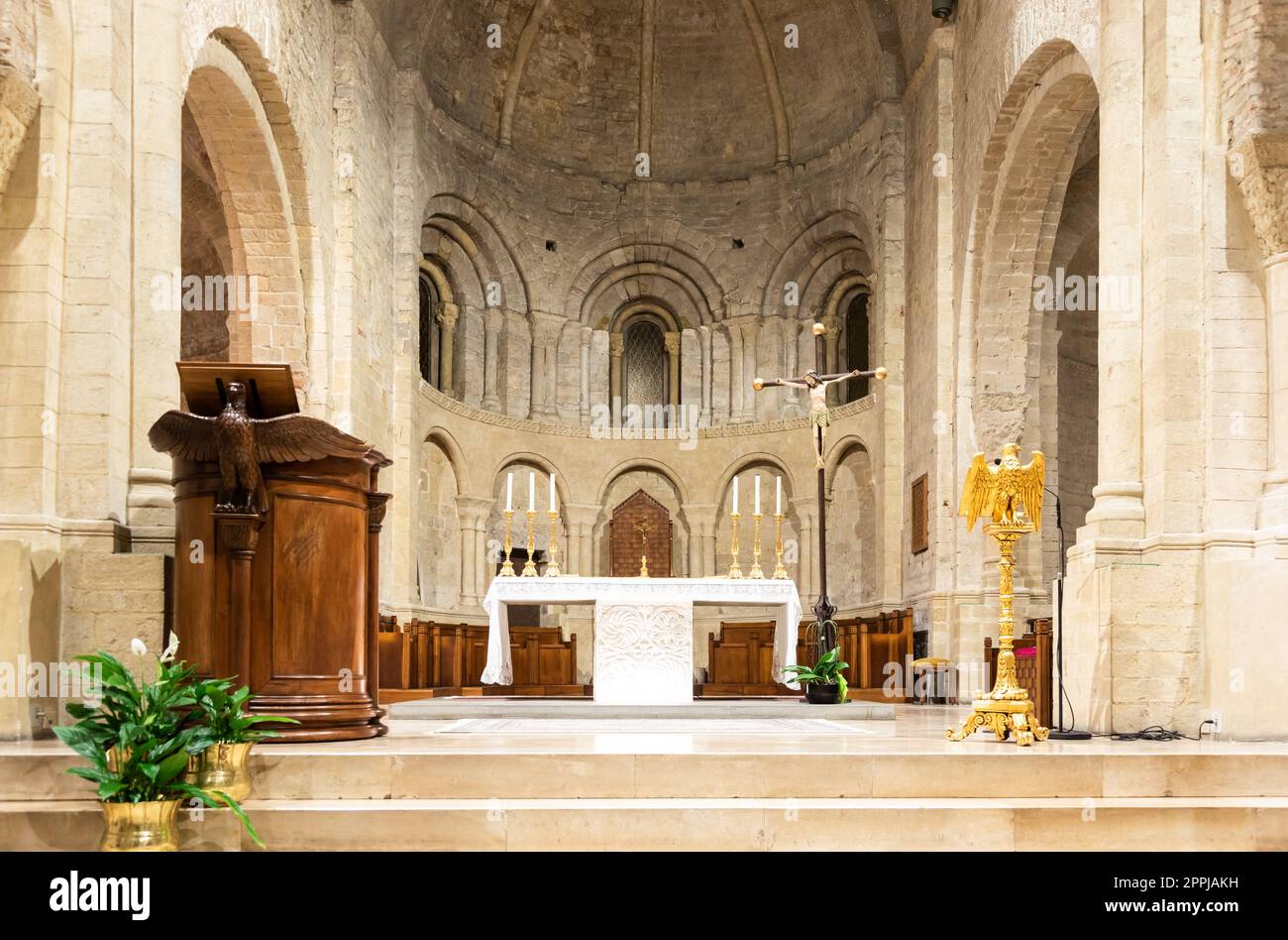 Ventimiglia - Italien - Innere der romanischen katholischen Kathedrale mit Altar Stockfoto