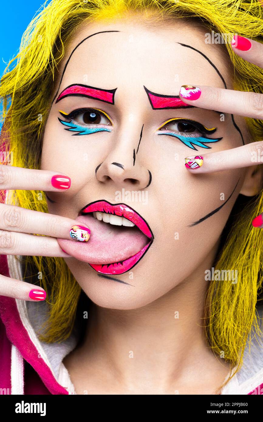 Foto von überrascht junge Frau mit professionellen comic Pop-Art Make-up und Design Maniküre. Kreative Schönheit Stil. Stockfoto