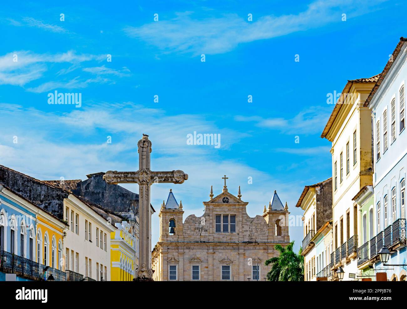 Großes Kruzifix auf dem zentralen Platz des historischen Viertels Pelourinho Stockfoto